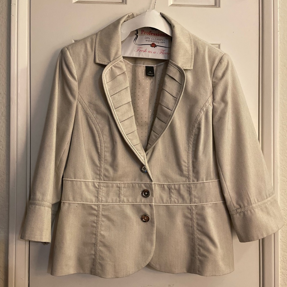 White House Black Market 3/4 Cream Sleeve Blazer